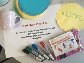 Das Bild zeigt die Materialien für den Workshop "Kooperativer Kinderschutz im Handlungsfeld Schulsozialarbeit – Verantwortungsgemeinschaft statt Fallabgabe​​".